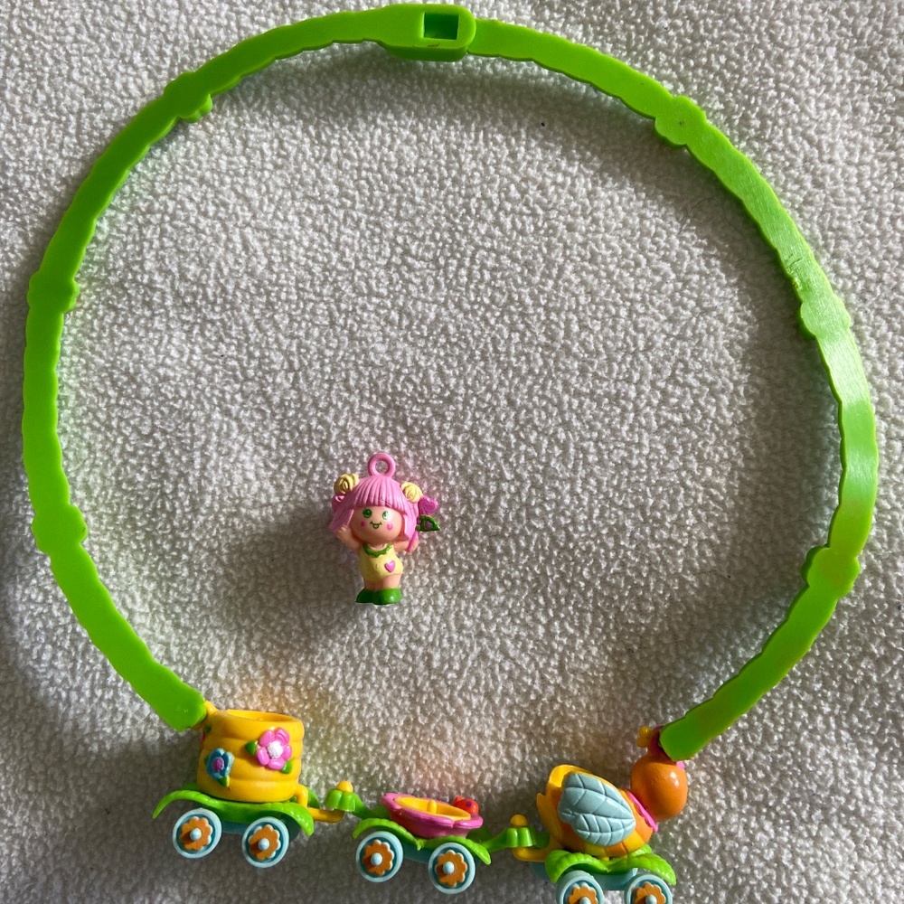 Vintage 1984 Charmkins Necklace with Sweet Bea and the honey bee train - Picture 4 of 6